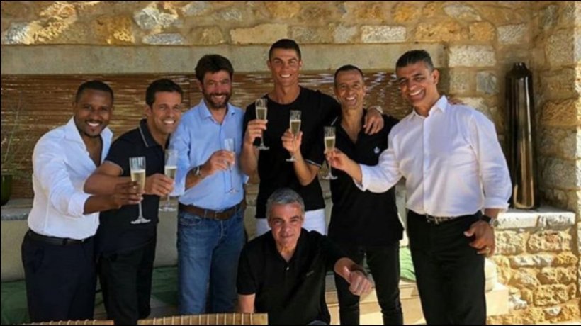 Cristiano, Jorge Mendes y Andrea Agnelli, presidente de la Juventus, tras cerrar el fichaje en Grecia. Foto: @sergiolpereira de Mais Futebol