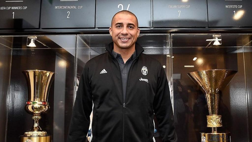 Trezeguet posando con los trofeos de la Juventus. Foto: juventus.com