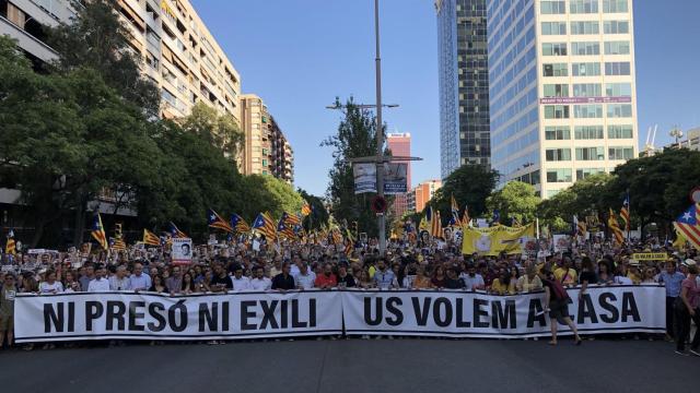 La cabecera de la manifestación con varios políticos marchando con la pancarta