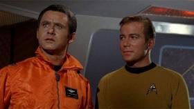 A la izquierda, Roger Perry en su participación en 'Star Trek'
