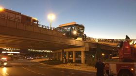 El autobús lanzadera del Mad Cool suspendido sobre la M-11