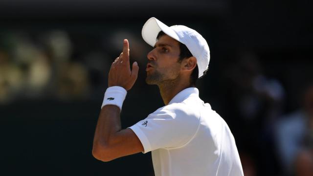 Djokovic celebra su victoria en Wimbledon.