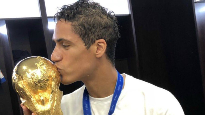 Varane besa la Copa del Mundo. Foto: Twitter (@raphaelvarane)