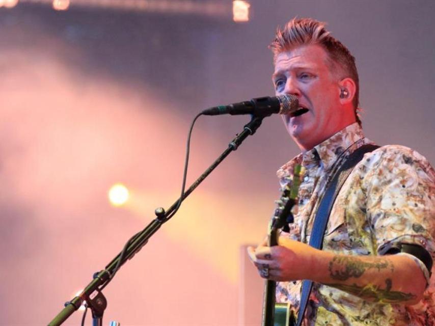 Josh Homme, de Queens of the Stone Age, pidió al público que saltara las barreras de la zona VIP.