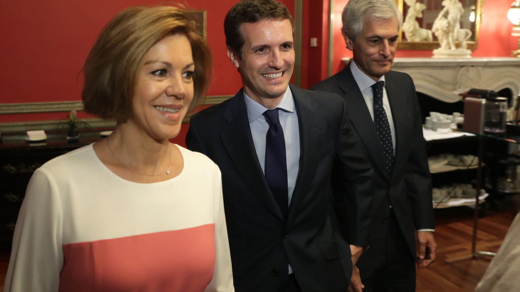 Cospedal y Casado durante un desayuno informativo este lunes.