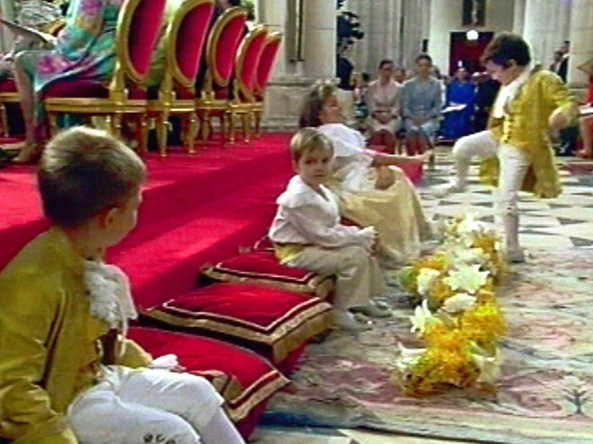 Froilán y la famosa patada a su prima Victoria en la boda de Felipe y Letizia.