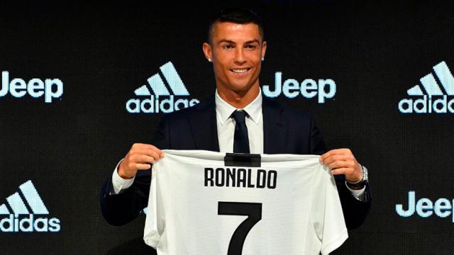 Cristiano Ronaldo, posando con la camiseta de la Juventus. Twitter (@juventusfc)