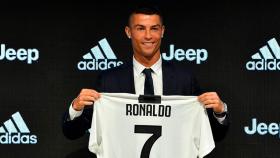 Cristiano Ronaldo, posando con la camiseta de la Juventus. Twitter (@juventusfc)