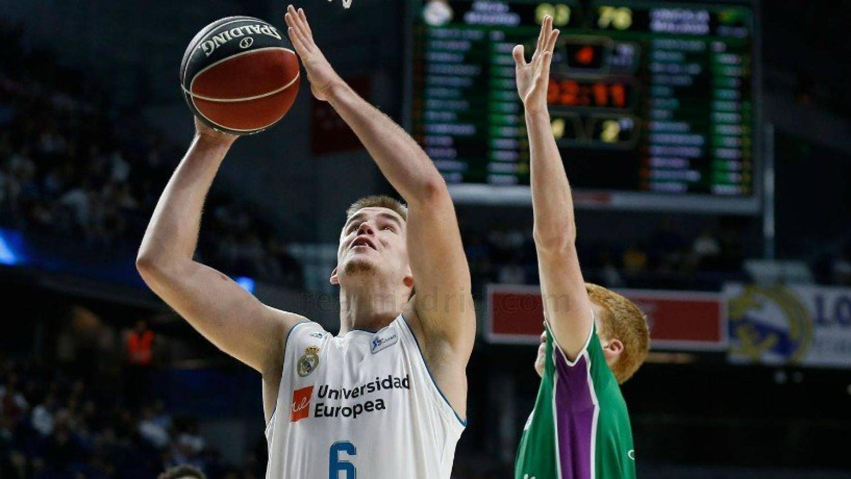 Dinos Radoncic trata de anotar contra el Unicaja.