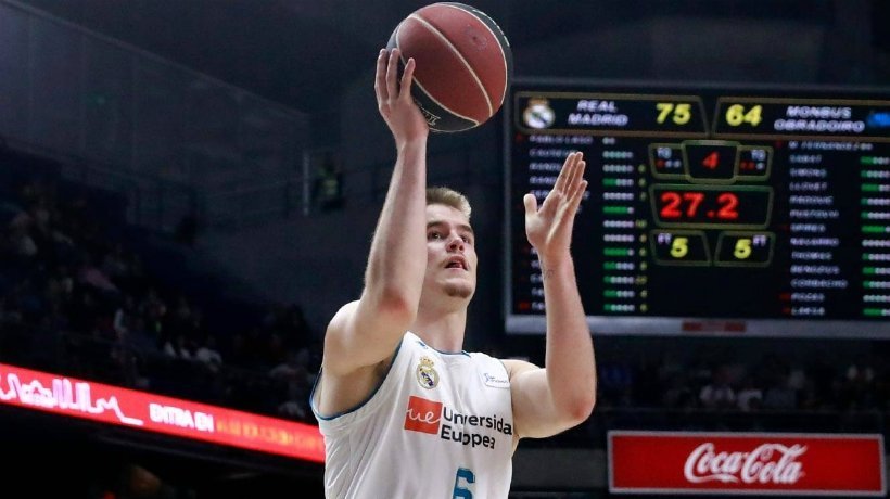 Dino Radoncic entrando a canasta en el partido ante Obradoiro