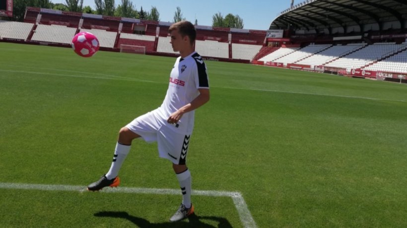 Aleix Febas en su presentación con el Albacete. Foto: Twitter (@AlbaceteBPSAD)