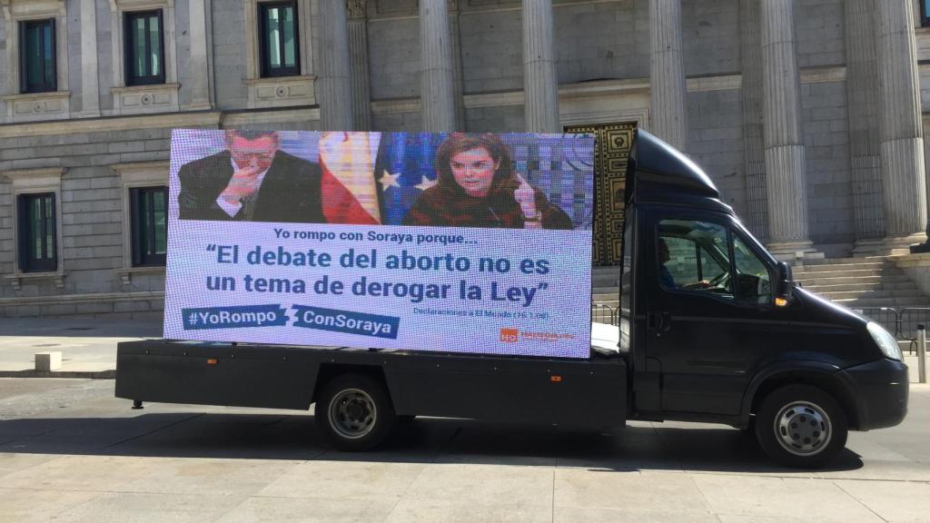 Uno de los camiones de 'HazteOir' frente al Congreso de los Diputados.