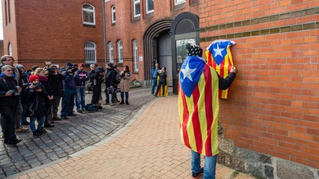 Un hombre coloca una estelada en la prisión de Neumünster donde estuvo Puigdemont.