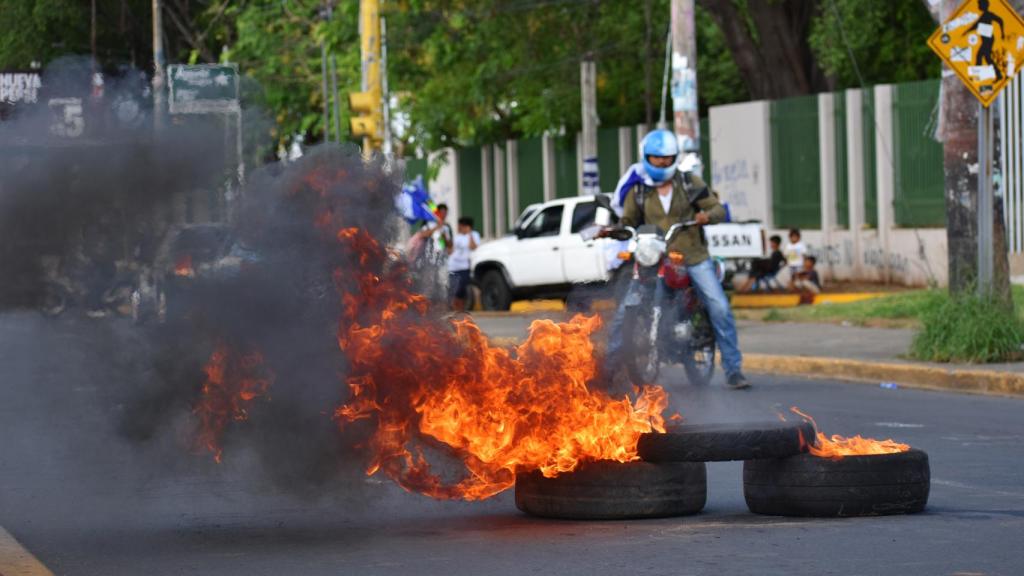 Los ciudadanos instalan barricadas para protegerse de los paramilitares.