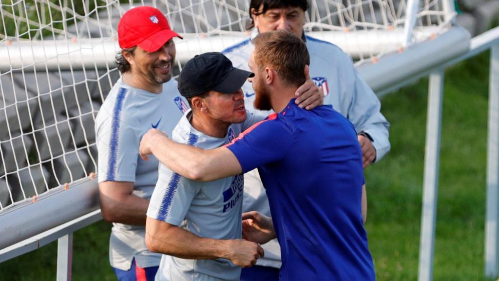 Simeone saluda a Oblak en un entrenamiento del Atlético de pretemporada.