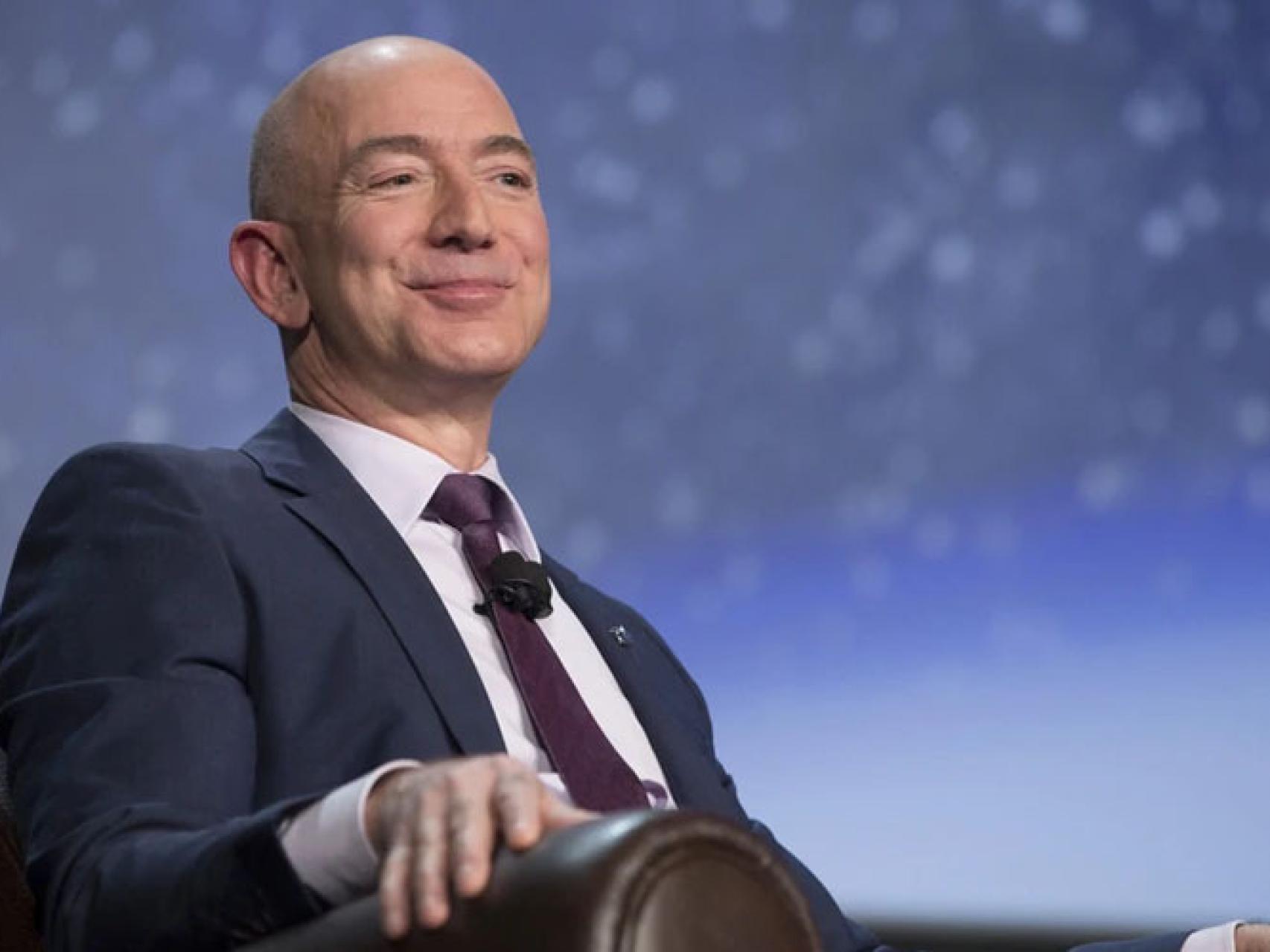 El fundador y consejero delegado de Amazon, Jeff Bezos se consolida como uno de los más ricos del mundo.