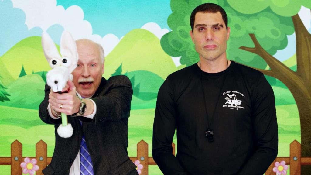 Sacha Baron Cohen en el vídeo que promociona las armas para niños.