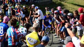 Julian Alaphilippe subiendo el puerto de La Colombière.