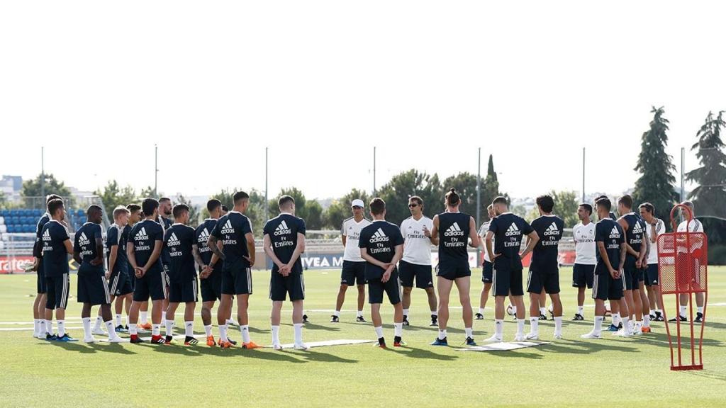 Lopetegui, con sus jugadores, en el primer entrenamiento del Real Madrid.