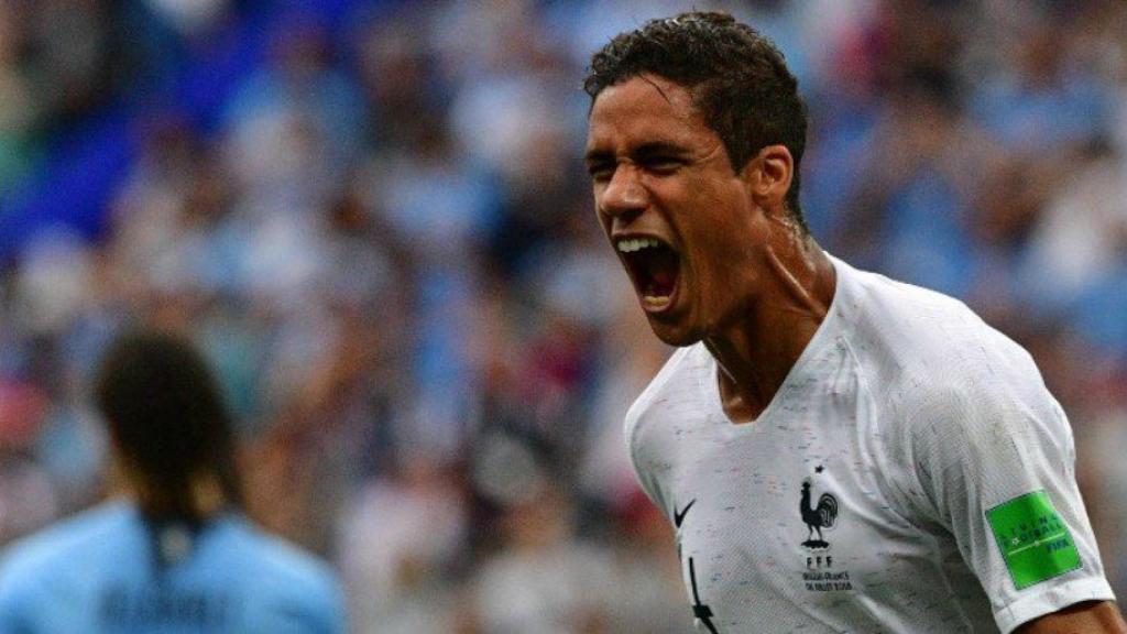 Varane celebra su gol. Foto: Twitter (@equipedeblues).