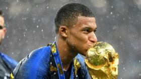 Mbappé celebra el Mundial conquistado por Francia. Foto Twitter (@FIFAWorldCup)