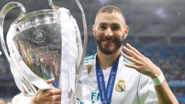 Karim Benzema posa con La Decimotercera. Foto: Instagram (@karimbenzema)