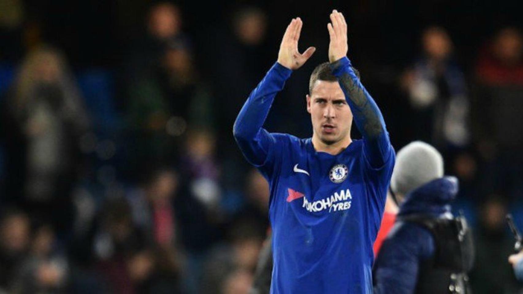 Hazard agradece al público. Foto chelseafc.com