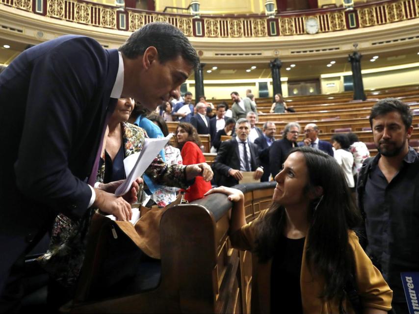 Pedro Sánchez, en el Congreso este martes por la mañana junto a la portavoz de Podemos, Ione Belarra.