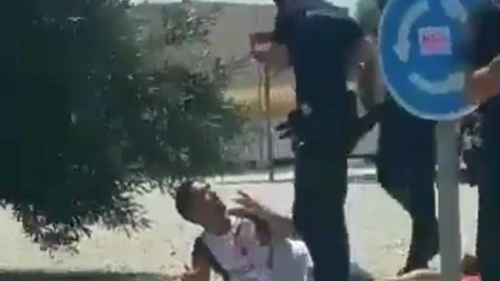 Carga policial contra los huelguistas de Amazon en el Prime Day