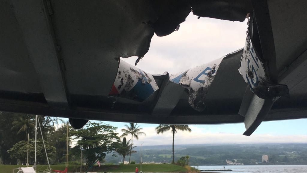 Imagen del barco perforado por la 'bomba' volcánica en Hawái.