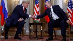 Trump estrecha la mano a Putin en la cumbre de Helsinki.