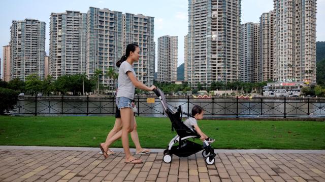 Madre e hijo paseando por una zona residencial en Zhongshan.