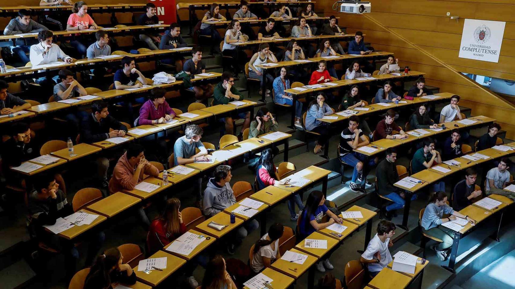 Un grupo de estudiantes haciendo los exámenes de Selectividad en la Complutense.