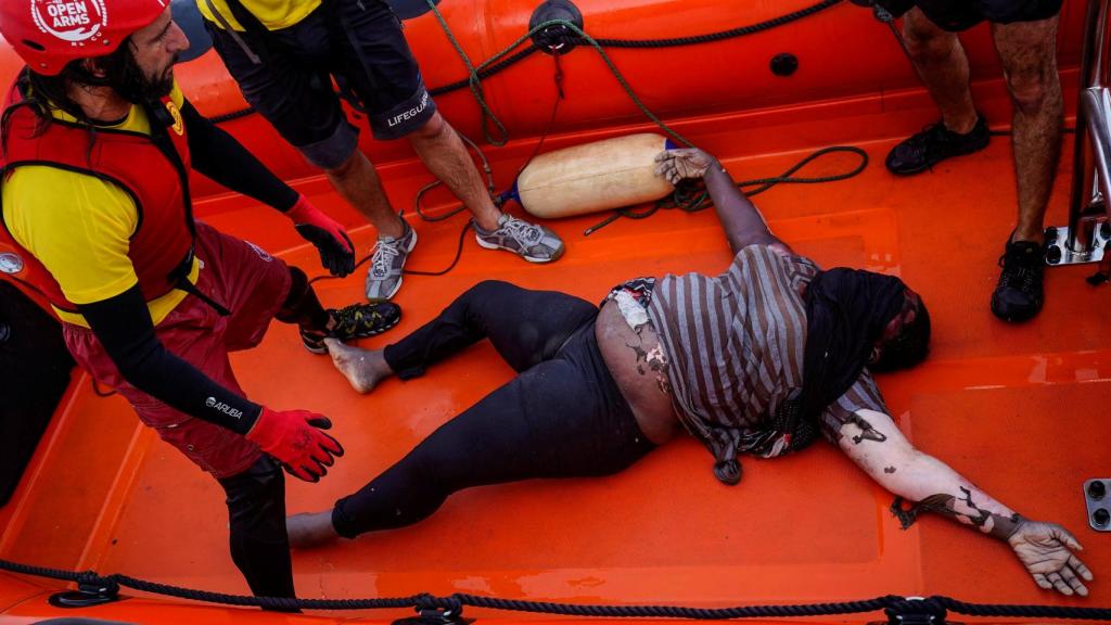 El cadáver de la mujer encontrada junto al bebé, en el barco de rescate de Open Arms.