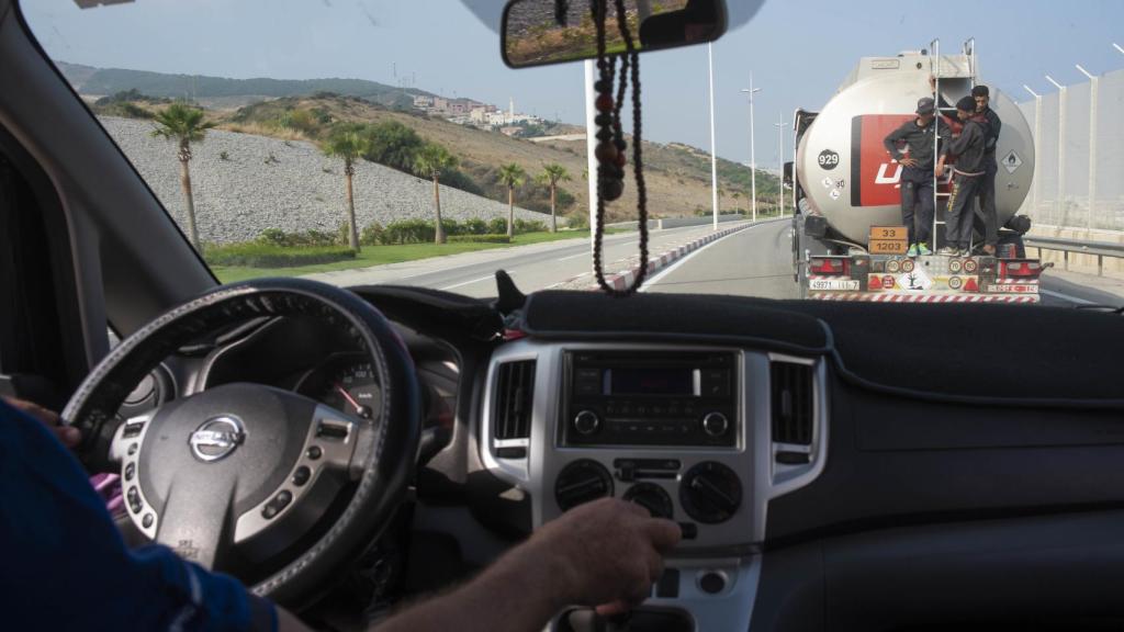 Menores marroquíes subidos en la parte trasera de un camión que se dirige al puerto marroquí de Tánger Med.