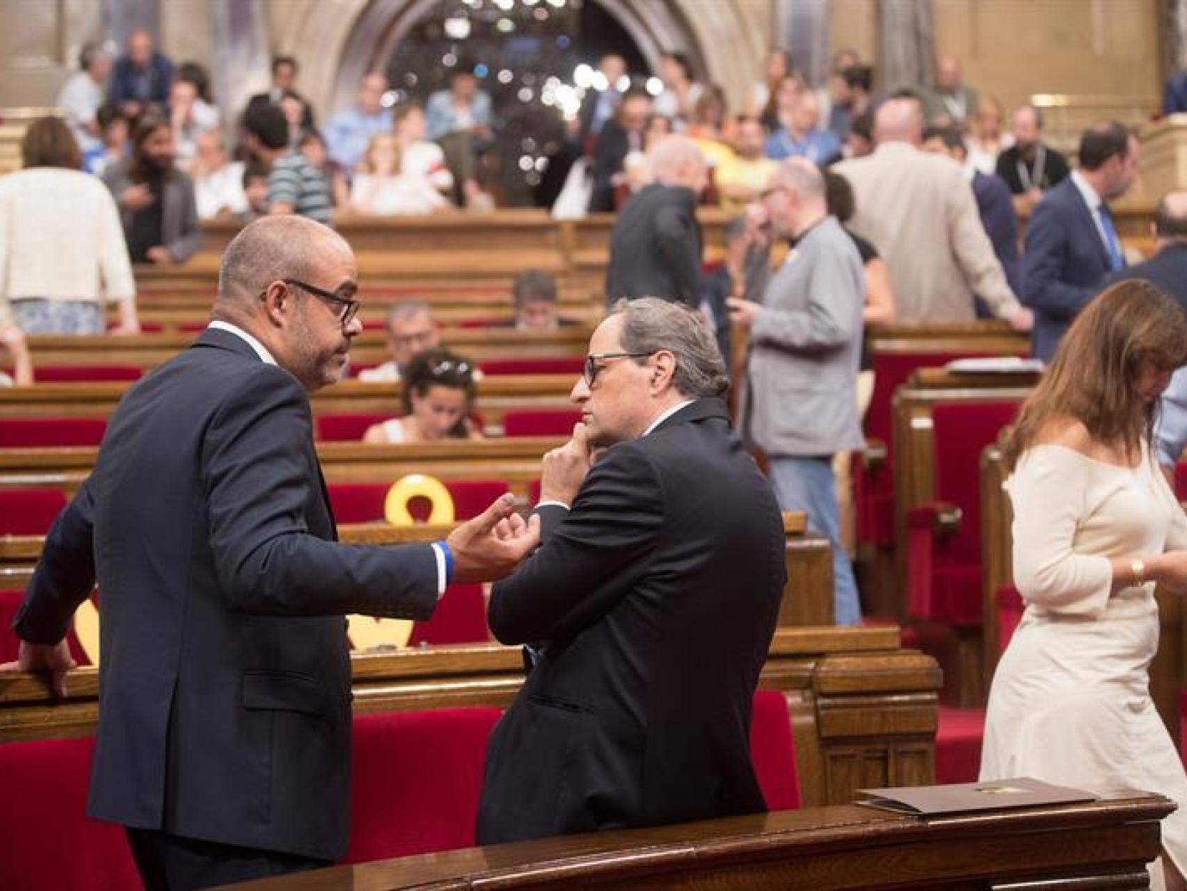 El presidente de la Generalidad, Quim Torra y el consejero de Interior, Miquel Buch, en el Parlamento autonómico.