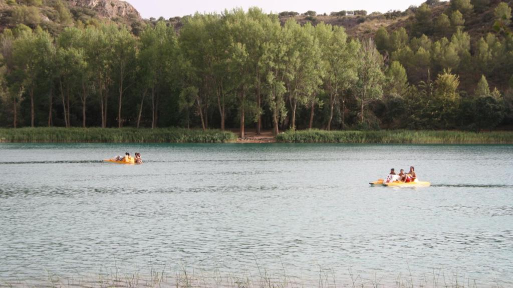 Algunos visitantes navegan por las lagunas