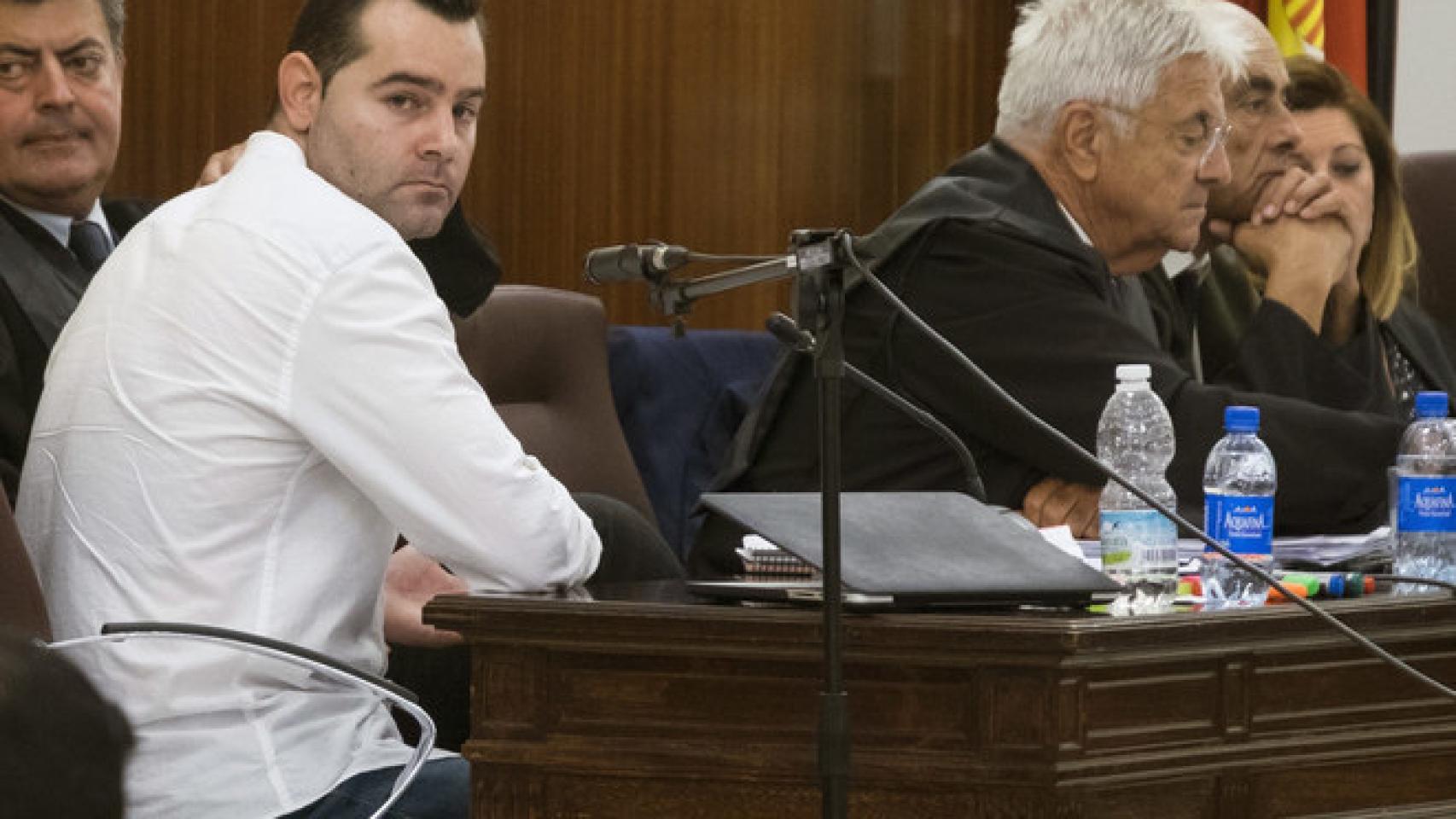 Francisco Javier Medina, junto a sus abogados, Juan Ángel Rivera y Francisco Baena Bocanegra.