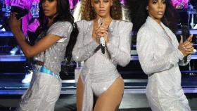 De izquieda a derecha: Michelle Williams, Beyoncé Knowles y Kelly Rowland en Coachella.