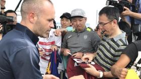 El increíble recibimiento a Iniesta durante su primer día en el Vissel Kobe