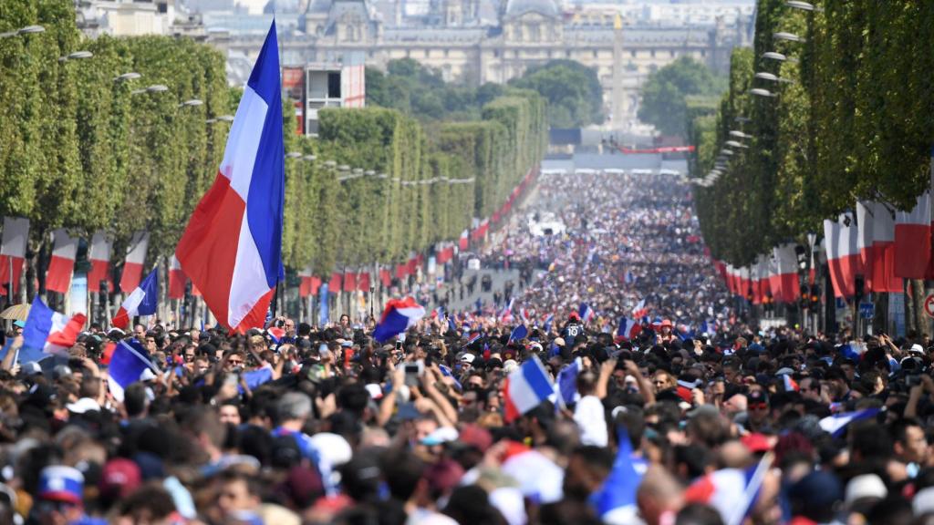 Aficionados franceses en las calles de París.