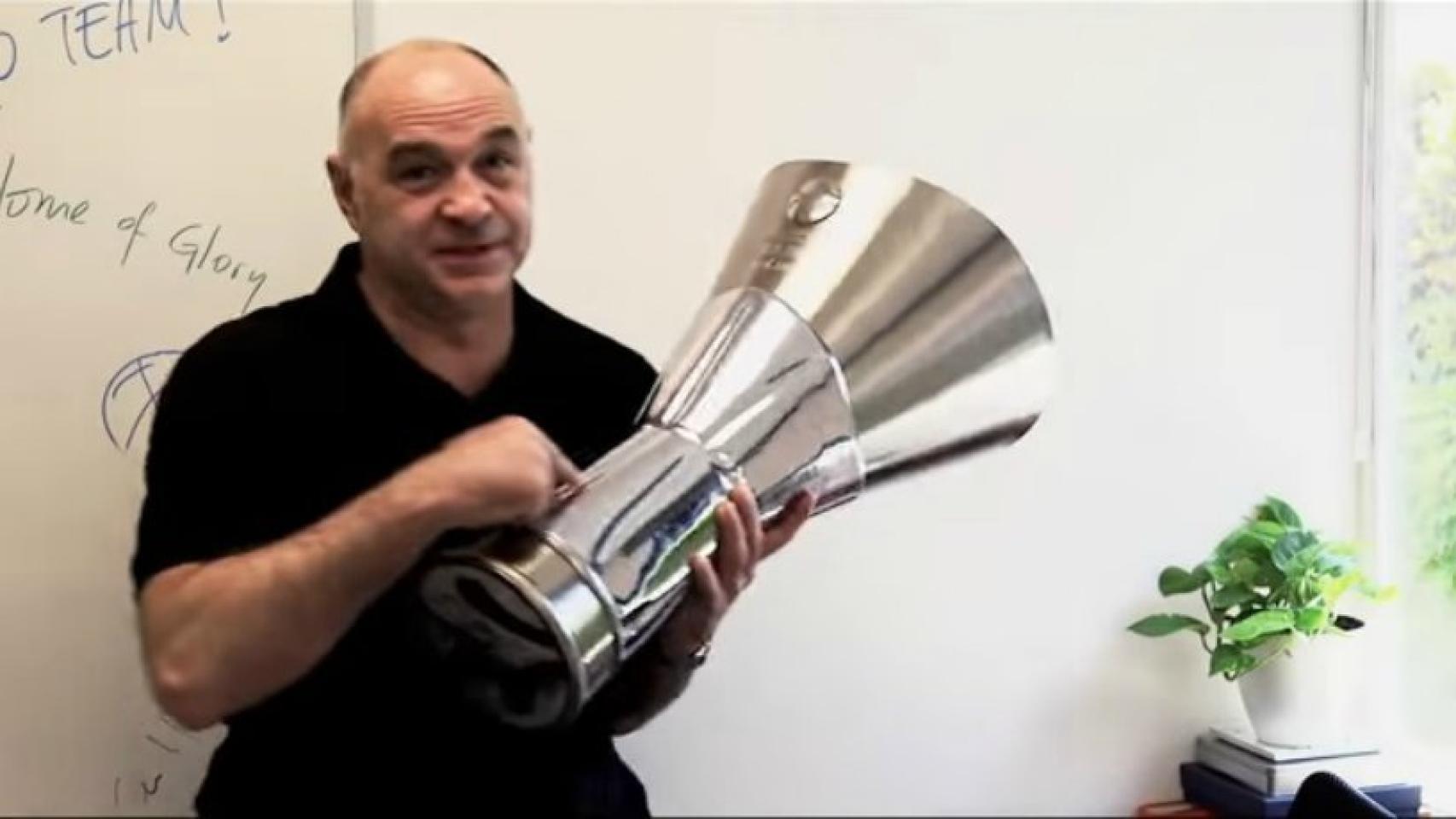 Pablo Laso, junto al trofeo de la Euroliga en el nuevo anuncio de la competición