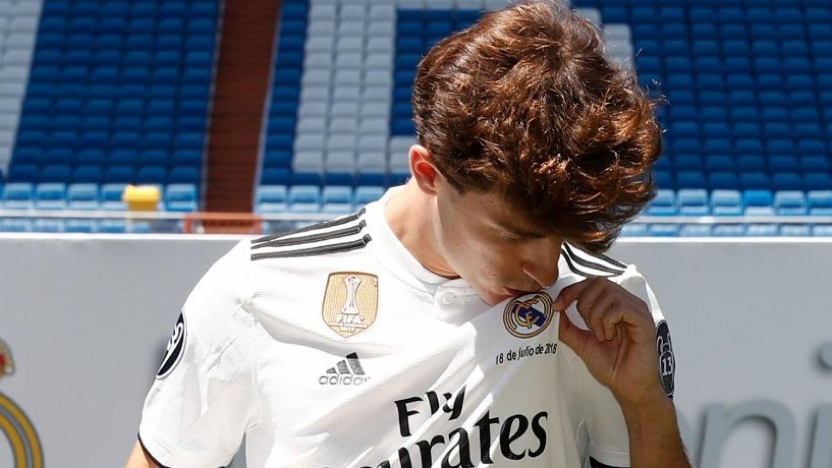 Odriozola besa el escudo