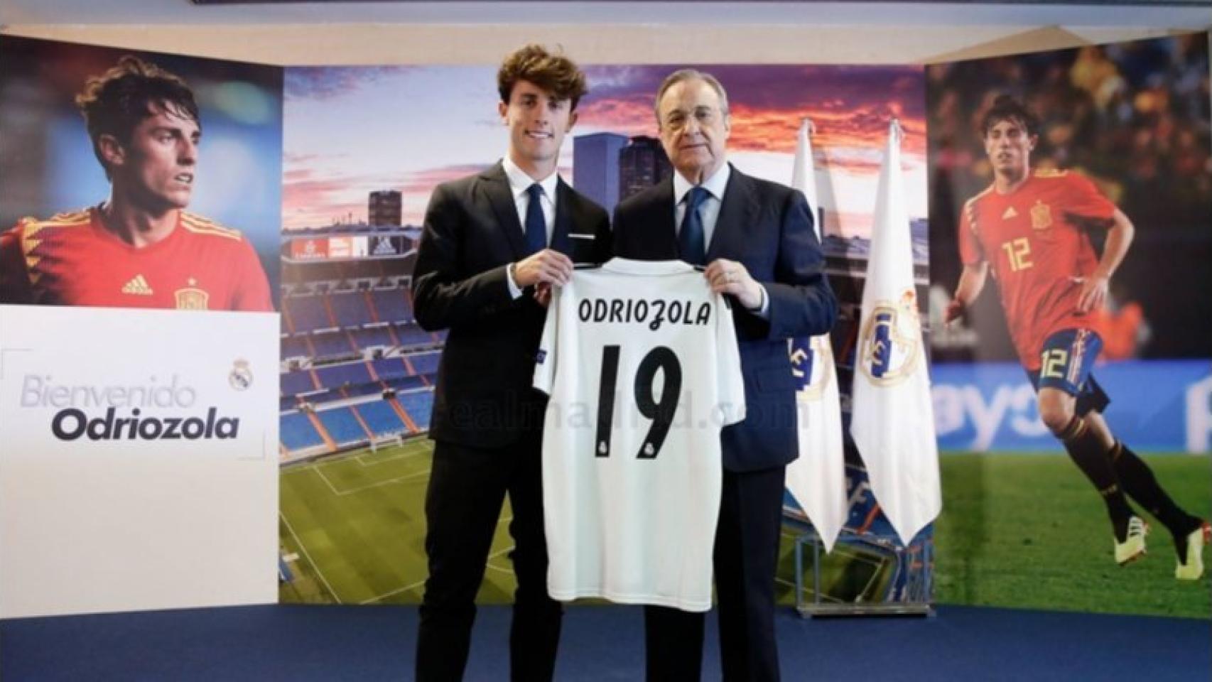 Álvaro Odriozola, junto a Florentino Pérez, con su nueva camiseta en el Real Madrid