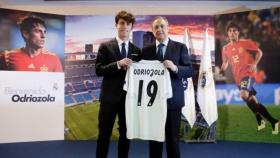 Álvaro Odriozola, junto a Florentino Pérez, con su nueva camiseta en el Real Madrid