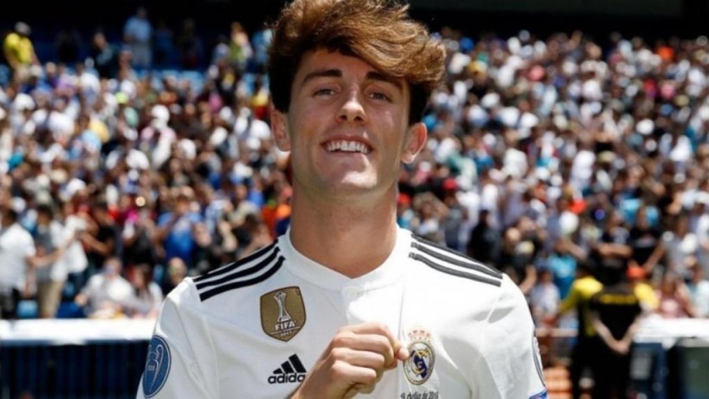 Álvaro Odriozola en la presentación con el Real Madrid. Foto: Twitter (@alvaroodriozola)