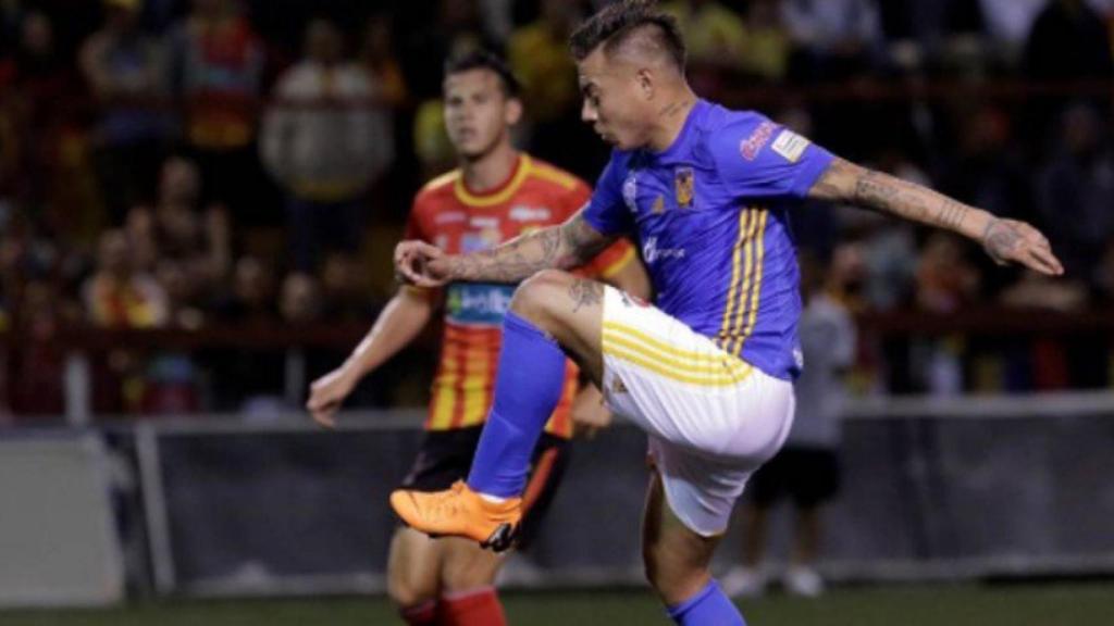 Eduardo Vargas en un partido con Tigres. Foto: tigres.com.mx