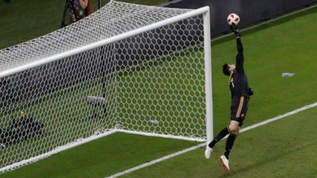 El paradón de Courtois a Brasil. Foto Twitter (@thibautcourtois)