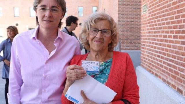 Carmena e Higueras posando con la tarjeta de vecindad.