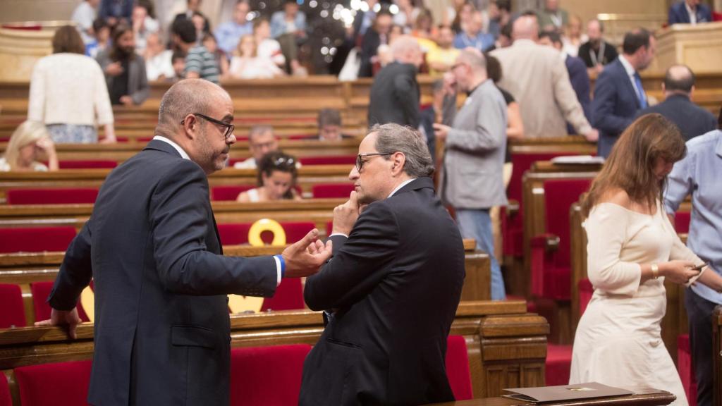 Quim Torra y el conseller de Interior, Miquel Buch, esperan el inicio del pleno en el Parlament.